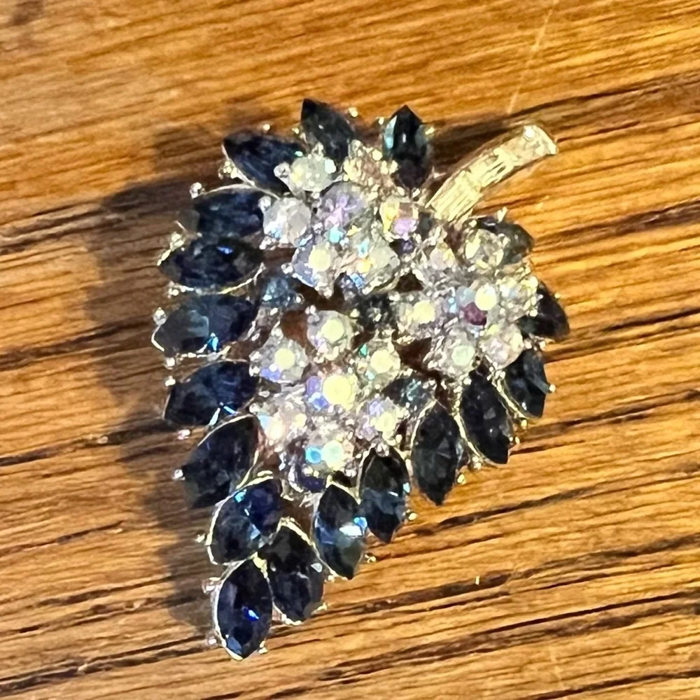 Magnificent!! Trifari brooch Leaf Blue Rhinestone baguette Silver Tone Vtg 50s - Picture 8 of 13